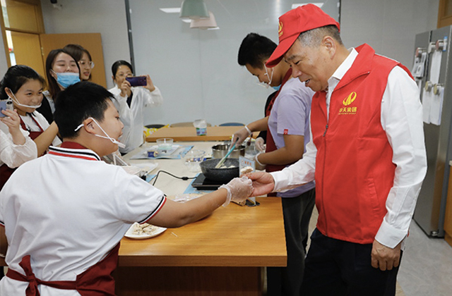 大手牽小手，一起制作雪花酥 ——樓董事長帶領(lǐng)中天志愿者走進(jìn)杭州市艮山路學(xué)?！懊灼淞帧睆N房
