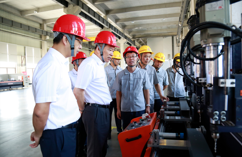 2019年8月5日，中天控股集團(tuán)董事長(zhǎng)樓永良帶領(lǐng)產(chǎn)業(yè)發(fā)展部副總經(jīng)理呂劍、技術(shù)發(fā)展部總經(jīng)理助理龔旭峰來到武漢檢查走訪中天六建，建設(shè)集團(tuán)總裁兼中天六建總經(jīng)理吳海濤陪同。