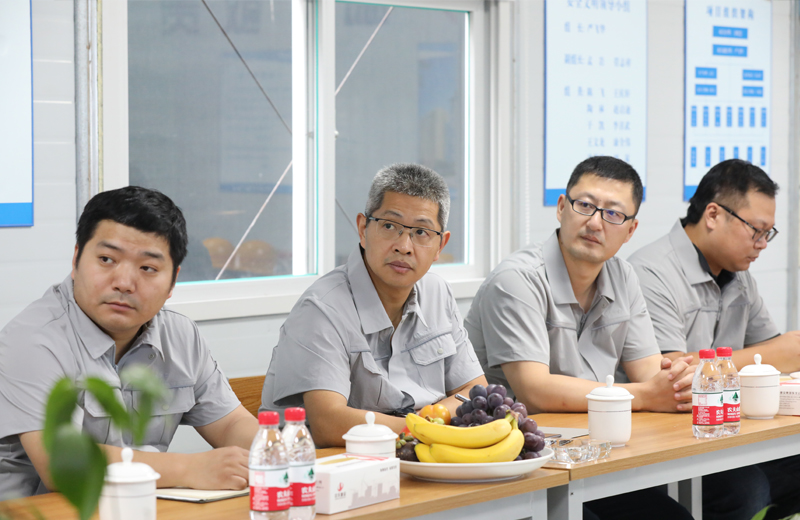 2019年8月12-13日，中天建設(shè)集團(tuán)總裁吳海濤帶領(lǐng)集團(tuán)財(cái)務(wù)風(fēng)控部副總經(jīng)理陳劍、市場(chǎng)企管部總經(jīng)理助理李紅燕等一行來到沈陽檢查走訪中天東北公司，并對(duì)直營(yíng)項(xiàng)目管理進(jìn)行巡查。