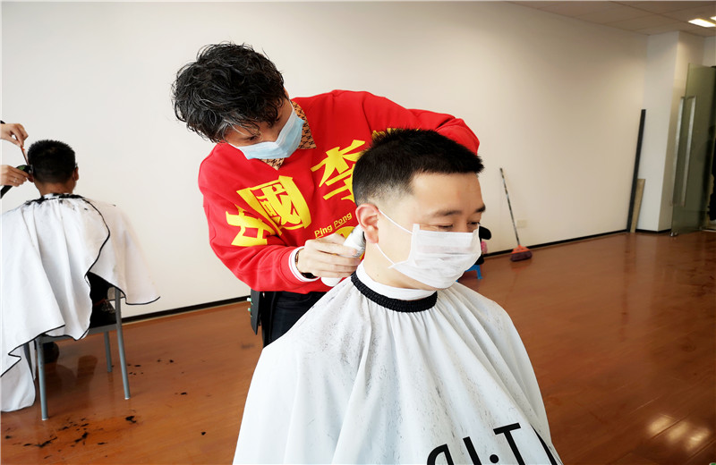 2020年2月21日，由于受疫情影響中天八建特與專業(yè)造型公司聯(lián)系，出資聘請三名優(yōu)秀的“Tony”老師上門為員工免費(fèi)理發(fā)，暖心之舉得到了員工的贊譽(yù)。