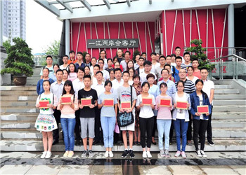 8年，800多名學生，800多個夢想，中天陜西助學圓你求學夢！