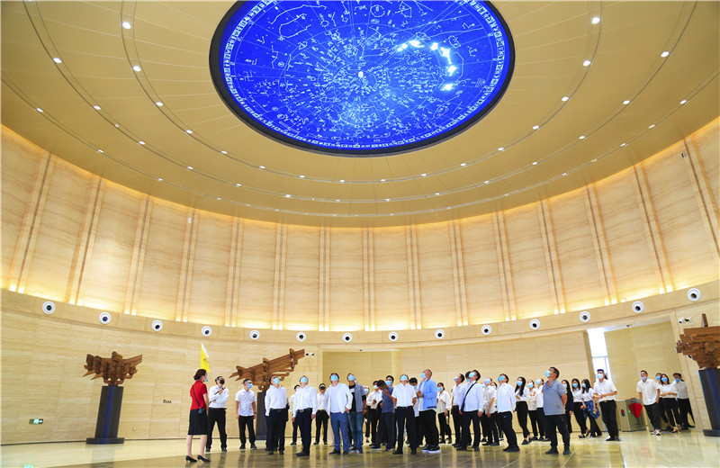 2020中秋來臨之際，中天六建機(jī)關(guān)150余名員工參觀學(xué)習(xí)中國建筑科技館，共同探索建筑之美。