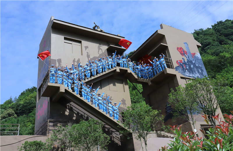 2021年6月19日至20日，西南公司黨支部組織全體黨員、預備黨員、流動黨員36人到夾金山舉行“發(fā)揚紅軍精神 營造中天風氣”活動，重走長征路。