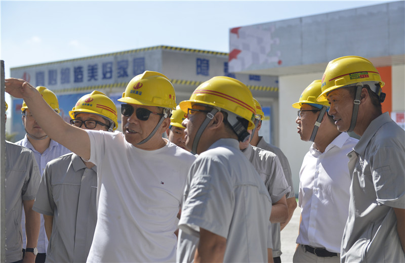 2021年8月31日，控股集團董事長樓永良率隊前往中天三建承建的住建部智能建造試點項目-上海嘉定新城菊園社區(qū)項目了解SPCS體系。