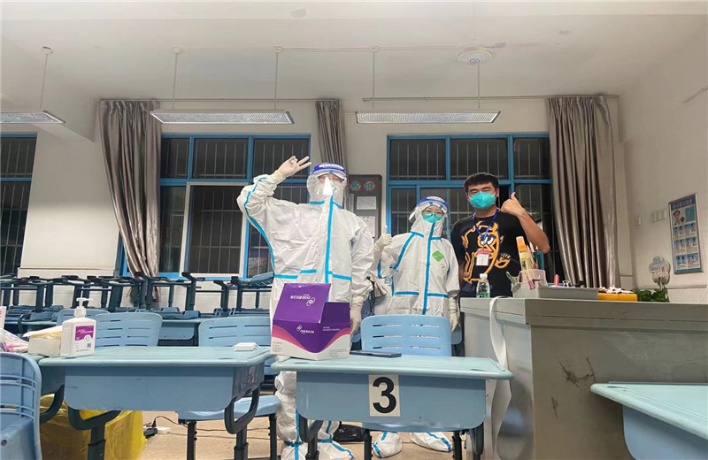 2021年7月29日,中天三建南京融創(chuàng)G86項目部積極響應(yīng)政府號召，第一時間組織志愿服務(wù)團隊奔赴月苑路第一小學(xué)監(jiān)測點，承擔(dān)起核酸檢測流程引導(dǎo)、秩序維護、人員信息采集登記工作。