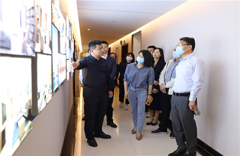 5月17日，杭州市上城區(qū)區(qū)委常委黃利文一行到中天精誠裝飾走訪調(diào)研，并聽取了中天精誠裝飾總經(jīng)理斯杭東關(guān)于業(yè)務(wù)承接、疫情防控等方面的匯報。