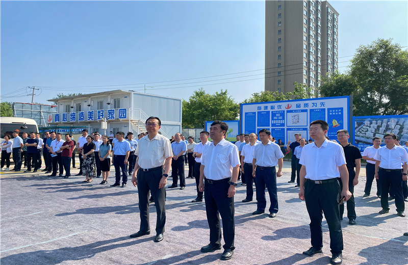 2022年7月24日，青島市委常委、膠州市委書記張新竹一行蒞臨中天建設(shè)集團(tuán)膠東分公司綠城鳳起潮鳴A區(qū)項目工地，對項目現(xiàn)場進(jìn)行實地觀摩。