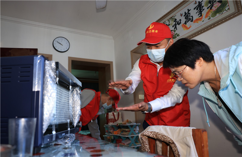 2022年11月1日，中天二建嘉興分公司志愿者帶上大米、食用油及他們的“微心愿”微波爐、電烤箱、空氣炸鍋、電磁爐等來到菱香坊、煙雨苑、江南新家園等小區(qū)慰問因工致殘的困難居民。