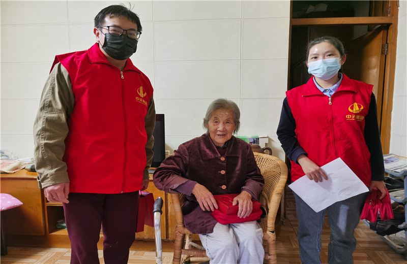 2022年10月，中天精誠裝飾組織志愿者開展“健康敲門”活動。