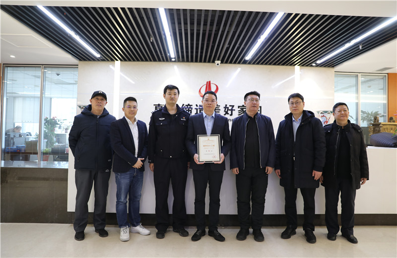2023年1月11日，天津市南開(kāi)區(qū)工商聯(lián)、區(qū)團(tuán)委主要領(lǐng)導(dǎo)到天津公司走訪調(diào)研，向公司頒發(fā)“天津市民營(yíng)企業(yè)銷(xiāo)售收入一百?gòu)?qiáng)”獎(jiǎng)牌。