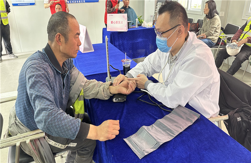 五一前夕，天津公司組織開(kāi)展為項(xiàng)目一線職工提供愛(ài)心剪發(fā)、愛(ài)心義診、愛(ài)心贈(zèng)飲、愛(ài)心咨詢、愛(ài)心加餐服務(wù)，給工友們送去了勞動(dòng)節(jié)的問(wèn)候。