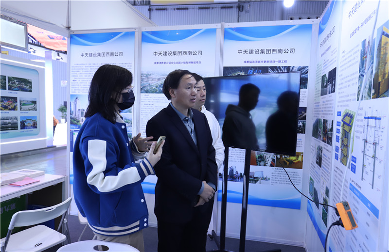 2023年11月16日至18日第三屆川渝住房城鄉(xiāng)建設(shè)博覽會(huì)在成都召開(kāi)，西南公司攜集團(tuán)SWP自主研發(fā)鋼平臺(tái)提升技術(shù)、鋼結(jié)構(gòu)棧道全過(guò)程關(guān)鍵建造技術(shù)參加會(huì)議。