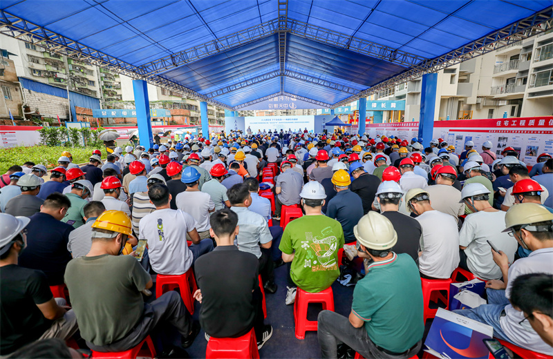 2024年6月15日，2024 年南寧市房屋市政工“安全生產(chǎn)月”啟動(dòng)儀式、應(yīng)急演練暨現(xiàn)場安全標(biāo)準(zhǔn)化觀摩會(huì)在中天八建南寧保利錦上項(xiàng)目成功舉行。