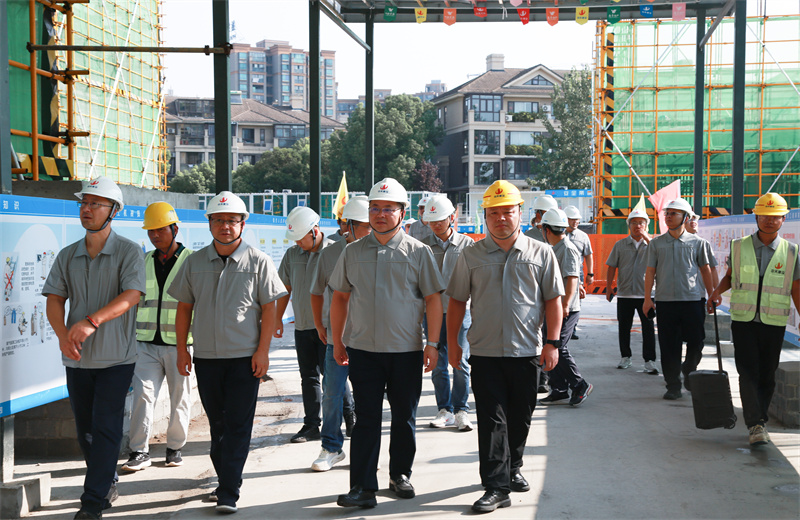 為推進(jìn)越秀地產(chǎn)客戶項(xiàng)目高質(zhì)量履約，達(dá)成“以客戶滿意度為導(dǎo)向，強(qiáng)化過程監(jiān)管，夯實(shí)工程品質(zhì)”的管理目標(biāo)，2024年8月23日，中天建設(shè)集團(tuán)在合肥組織召開2024年越秀地產(chǎn)客戶履約推進(jìn)會(huì)。