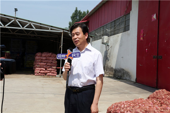 中牟縣副縣長(zhǎng)楊書(shū)立為中牟大蒜代言.jpg