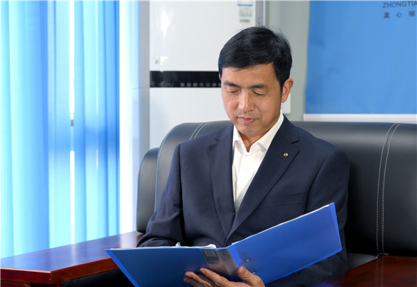 1624931630723440cTl5.jpg 樓聯(lián)紅在辦公室工作.jpg