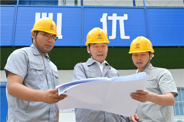 1625560195563023PCwj.jpg 吳子祥與項(xiàng)目管理人員看圖紙.jpg