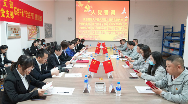 1658213222157114fPpZ.jpg 4.會上學習《黨章第六章:黨的干部》1_副本.jpg