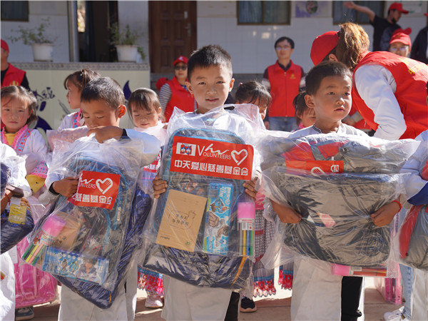 1669874722710296UUem.jpg 孩子們領取到暖冬衣物_副本.jpg