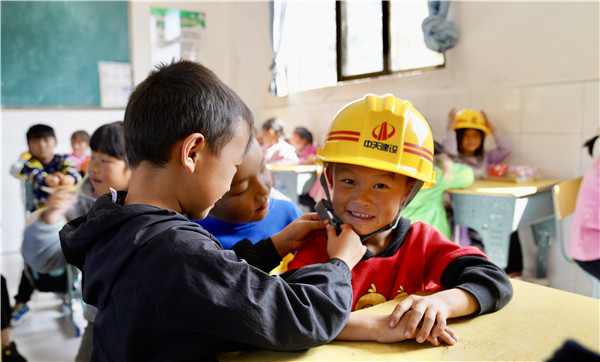 1669874737642071pwCZ.jpg 孩子們體驗安全工程師著裝_副本.jpg