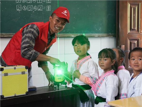 1669874752244007lwxv.jpg 課堂上,八建志愿者為小朋友們展示建筑施工中的激光掃描儀器(1)_副本.jpg