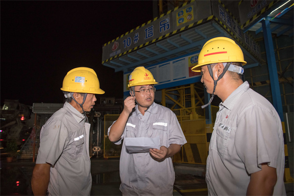 1721696167688687lZPV.jpg 嚴挺挺(左二)與同事們在現(xiàn)場.jpg